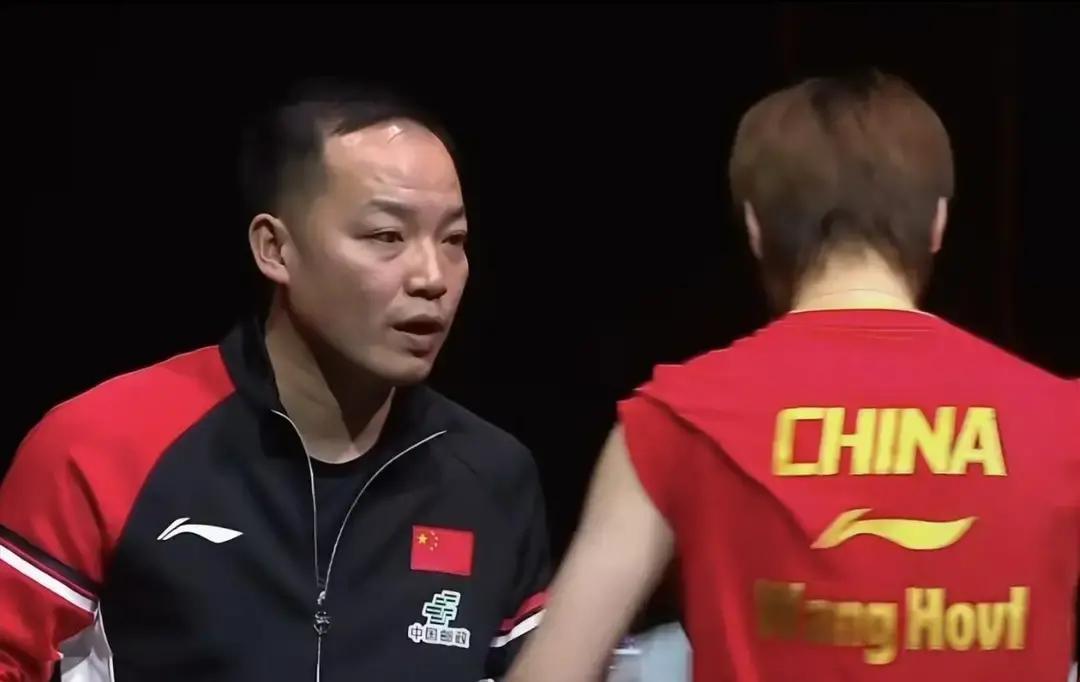 外籍裁判打分，国乒换血
 
两位老外把国乒教练打分表直接拍桌上。罗斯科夫盯反手漏