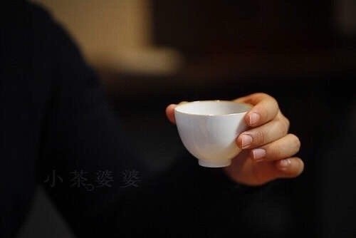 要蜕去无数层皮，去除无数的面具和伪装，摆脱无数别人的影响……才敢站直了说：“这是