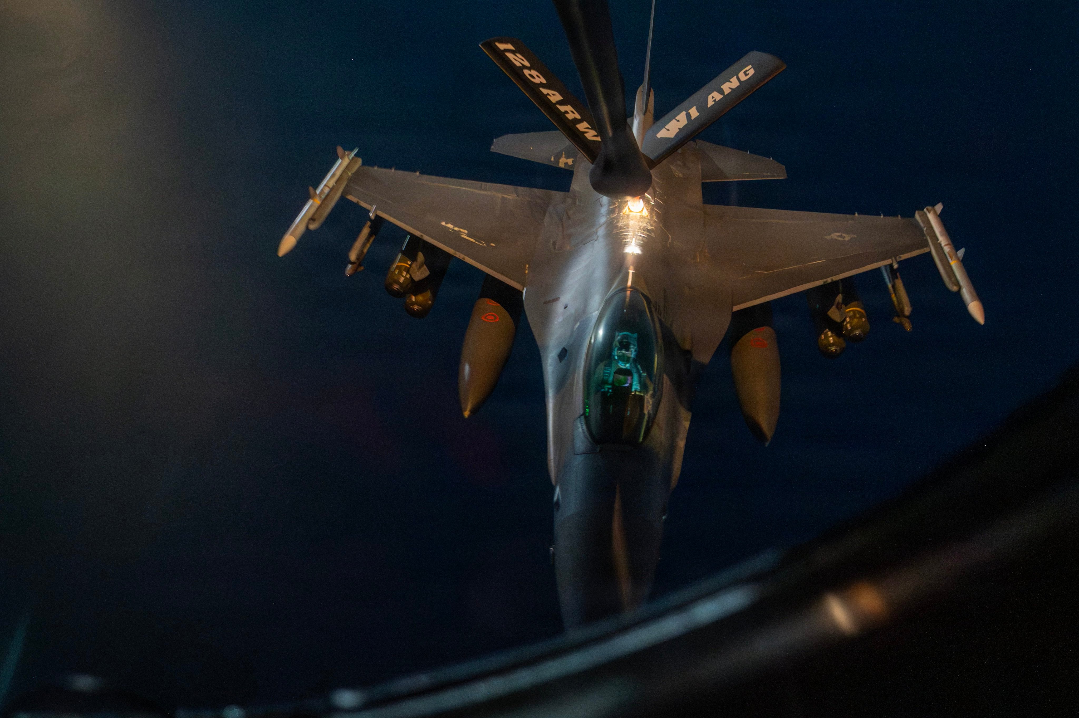 之前是以色列空军，现在可以证实美军飞机也开始对伊朗投放集束弹了美伊以冲突中东局势