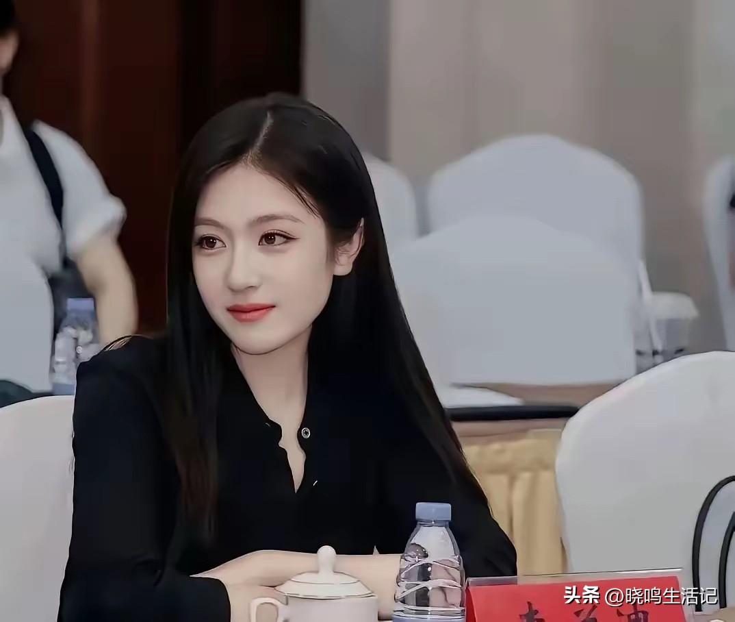 集才华与美貌于一身，又很努力，她成功是必然的。