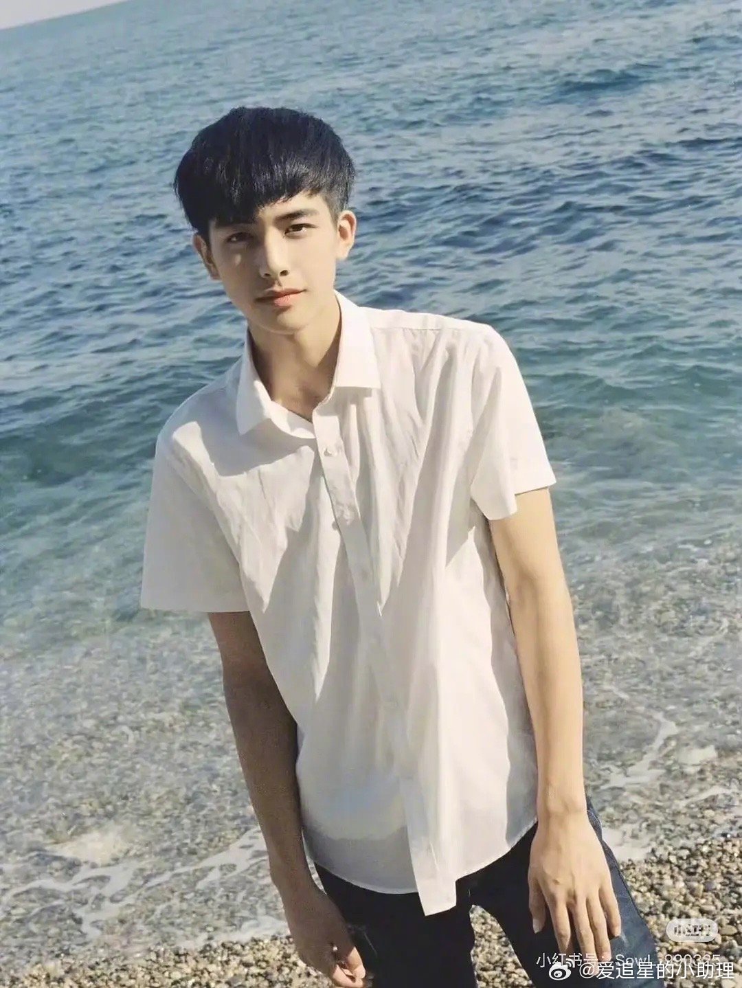 张凌赫🆚宋威龙青少年时期长相，两位的原生脸谁的更优越？ 