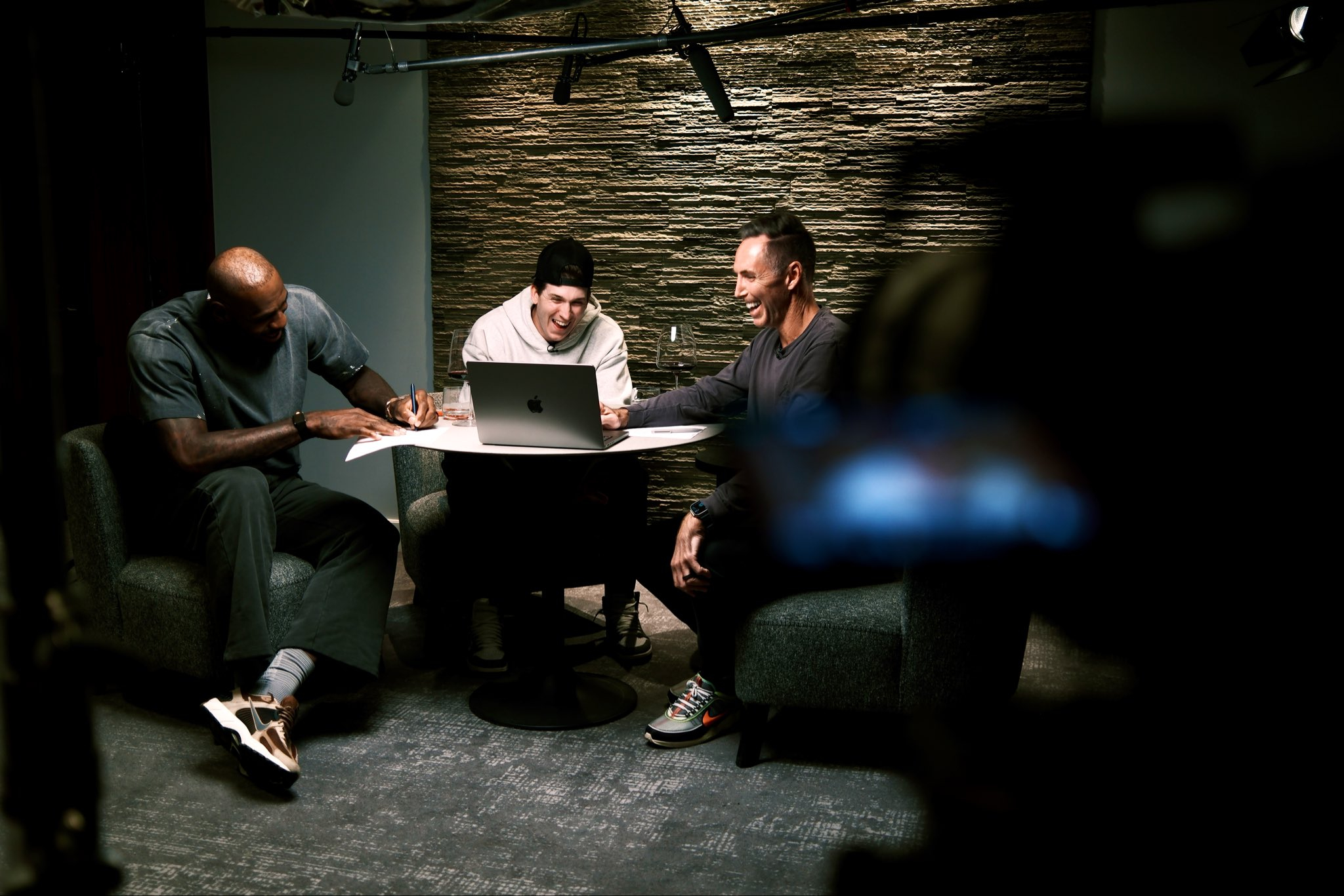 小里做客球场大脑聊的可高兴了老詹自己玩起世界名画的梗湖人国度里夫斯