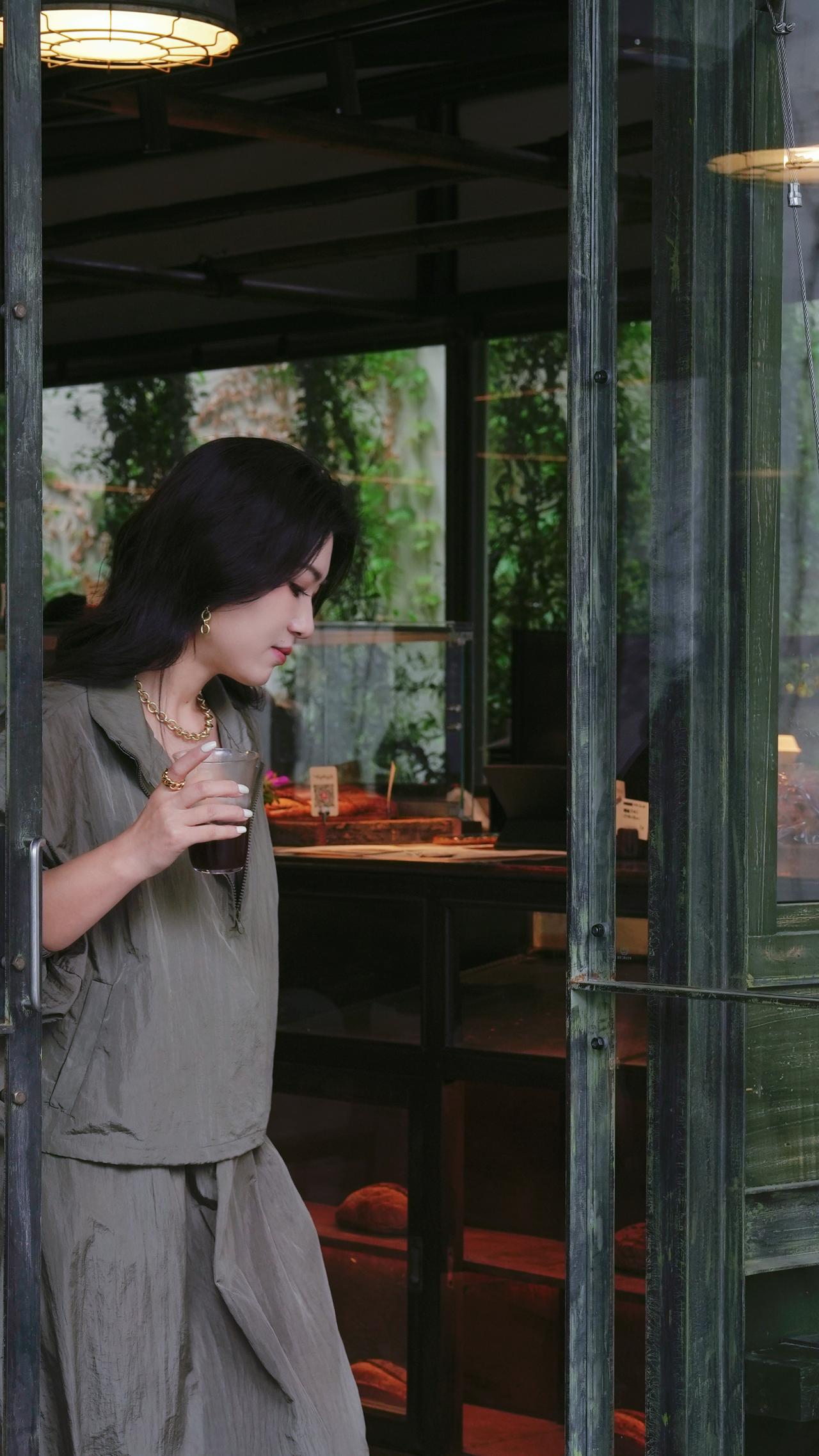 绝大多数人一生都在用错误的方式解决问题。
不是因为不聪明，而是因为他只在果上使力