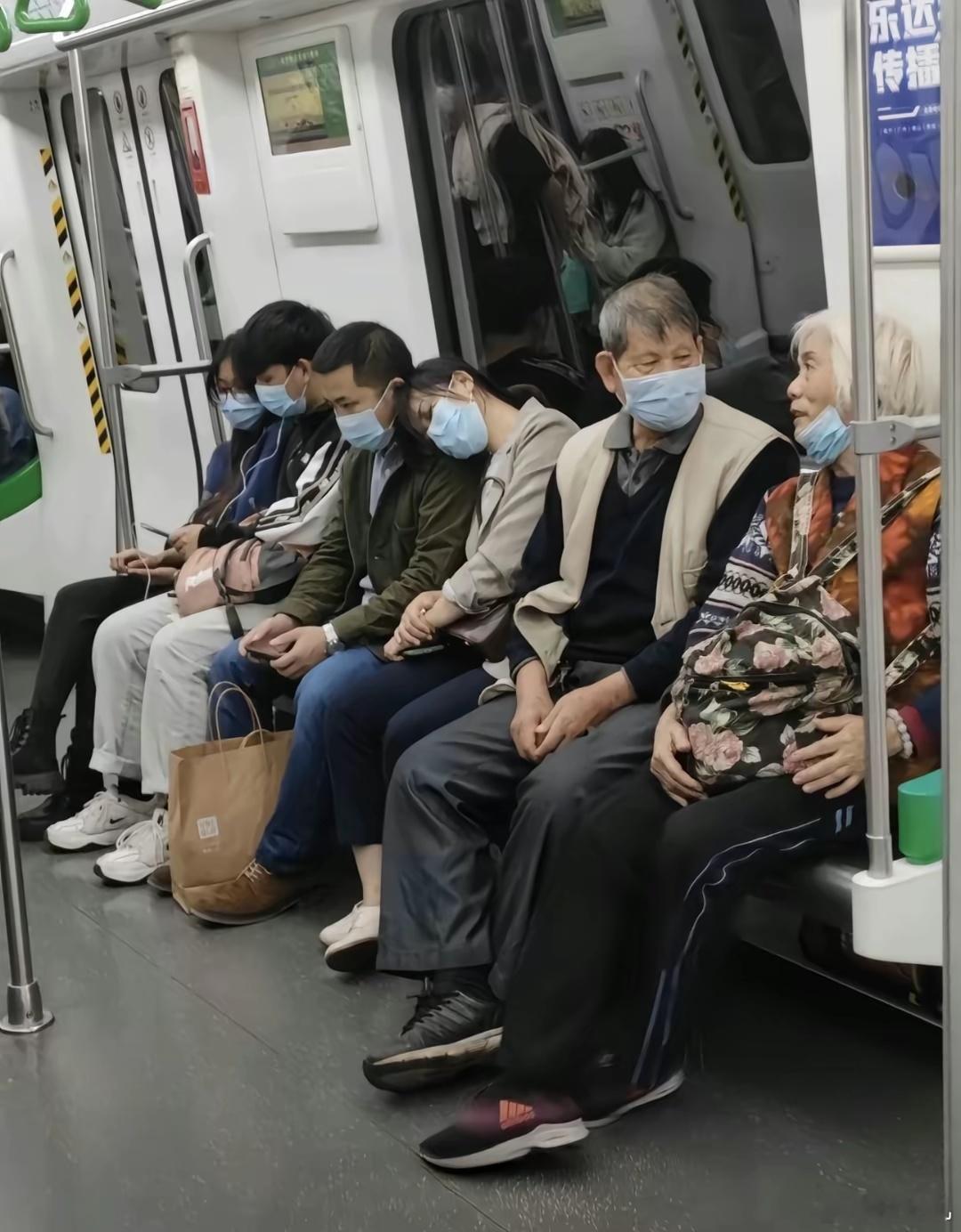 “谈”“恋”“爱”