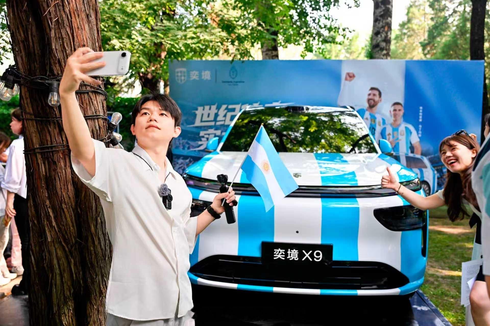 阿根廷3:0赢了，梅西帽子戏法三次破门姜还是老的辣，车还是新的好！这次和阿根廷官