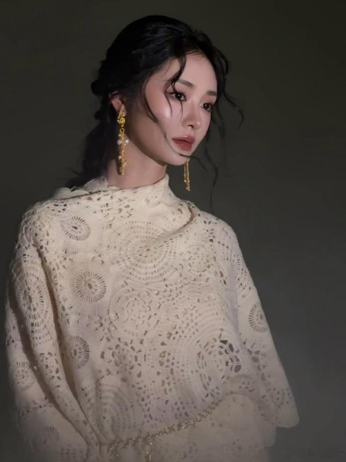 还以为周洁琼周围是仙气还以为周洁琼周围是仙气，都美成明珠了，好有神性美啊周洁琼美
