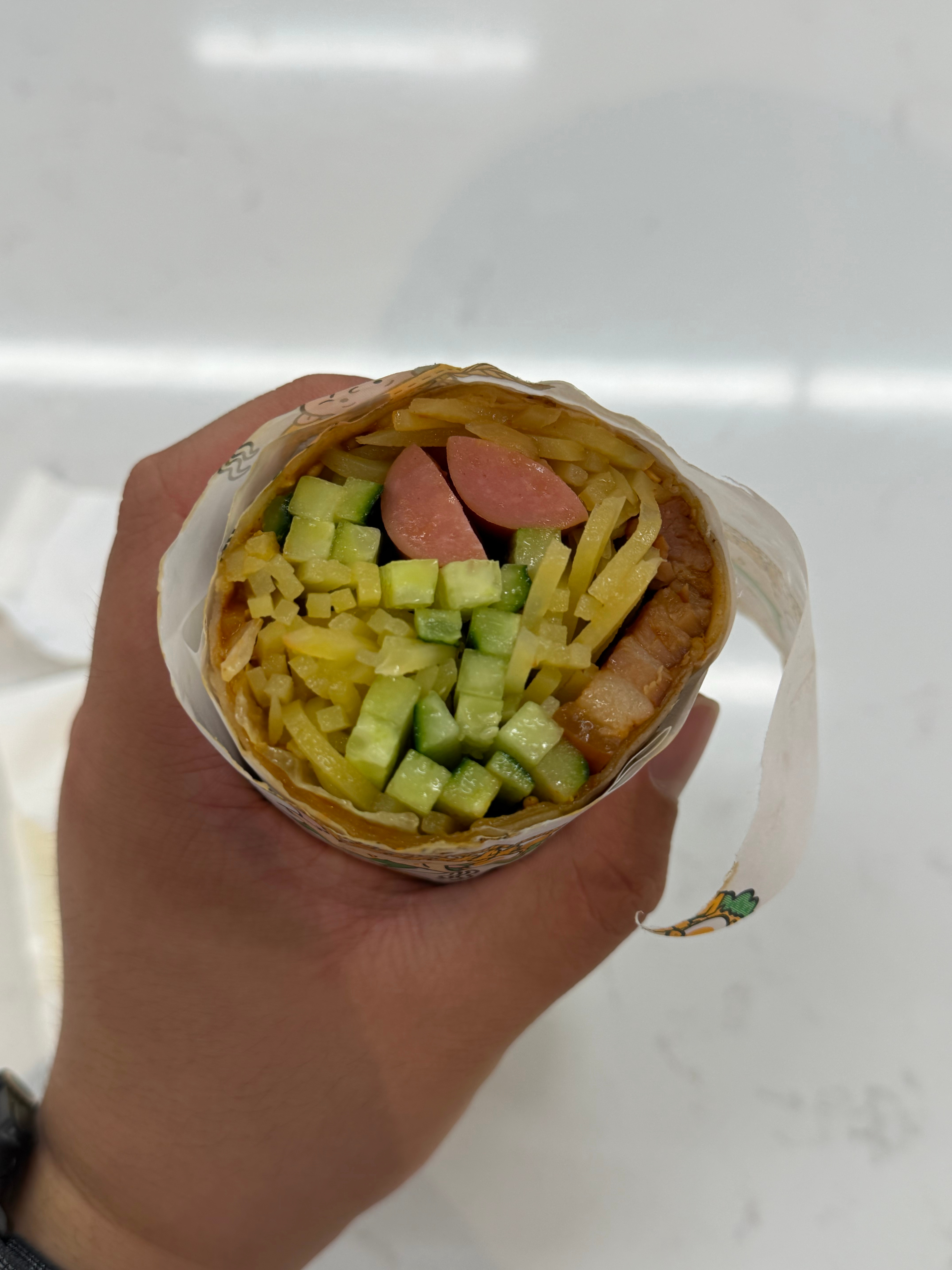 今天疯狂踩雷午餐寻思吃个解腻的的冷面，结果油的不行晚餐寻思吃个素一点的卷饼，结果