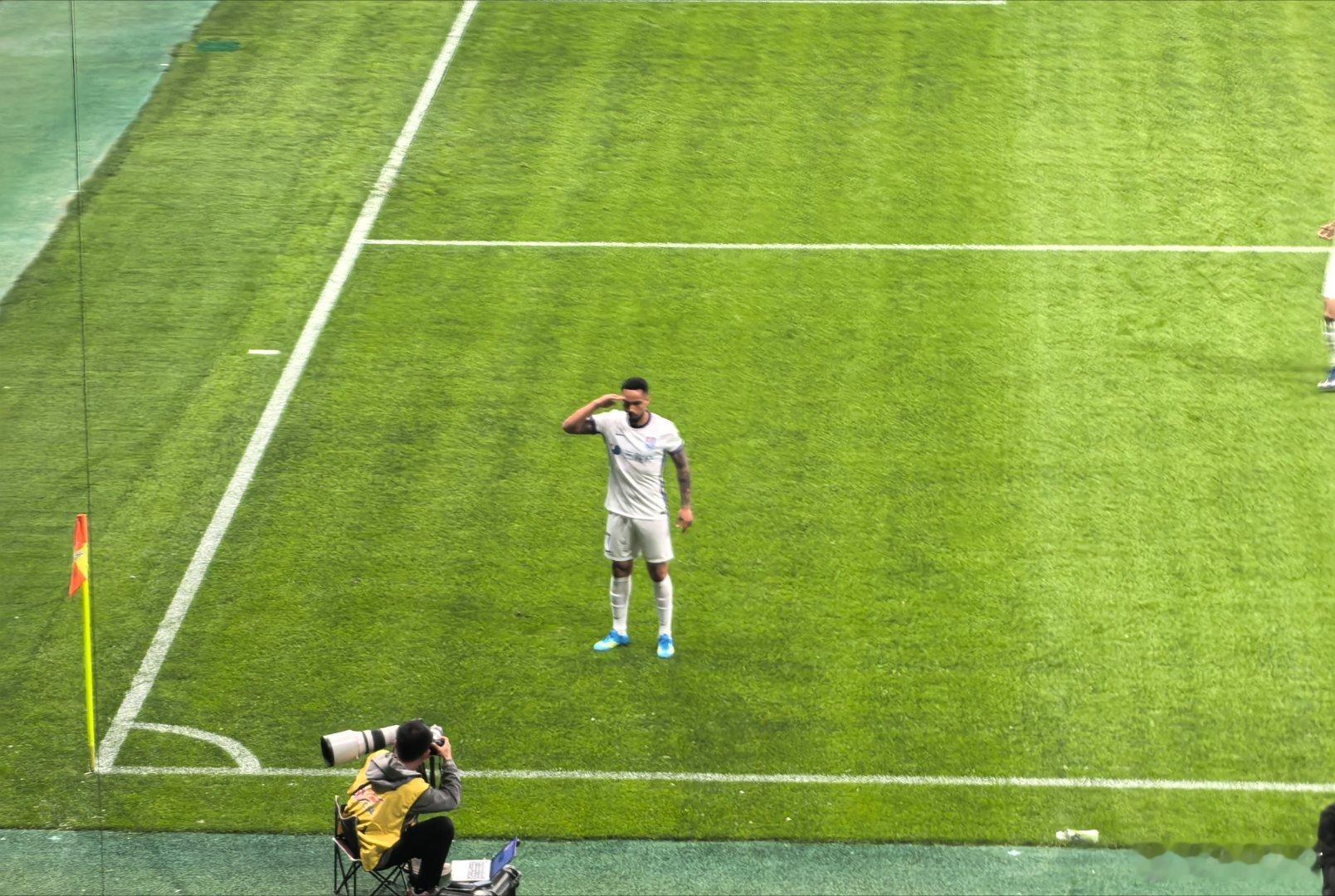 北京国安vs天津津门虎 于根伟发现摆大巴国安除了两边起高球，并无太多办法，上半场