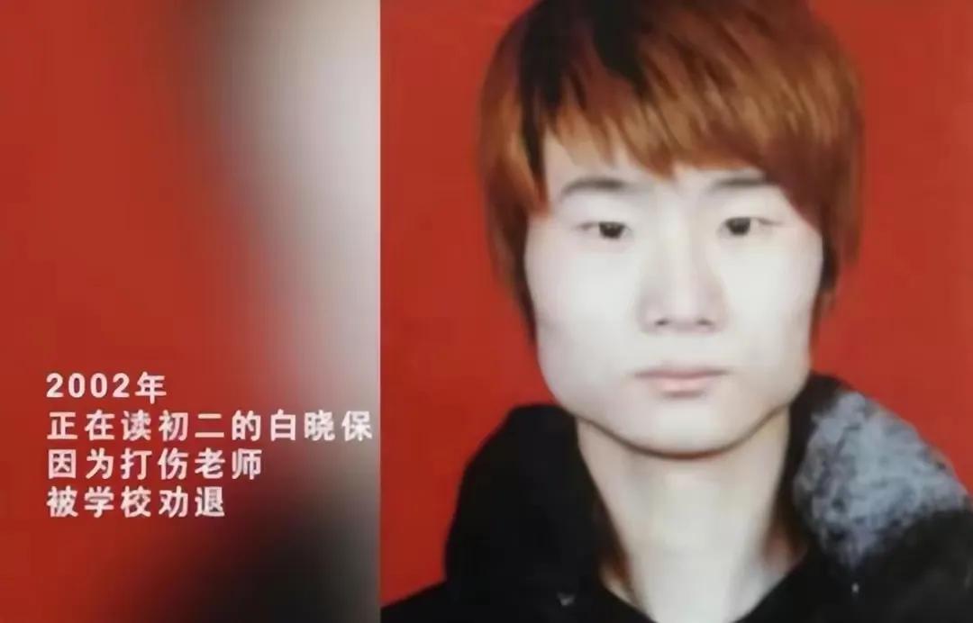 2012年，陕西一小伙因家里太穷，为了100万，冒险去伊拉克当雇佣兵。然而，他刚