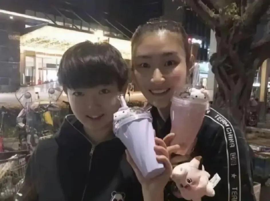 这张照片很少见哈：
莎莎和陪练
乒坛第一美女
王添艺！
莎莎和添艺pk
莎莎不输