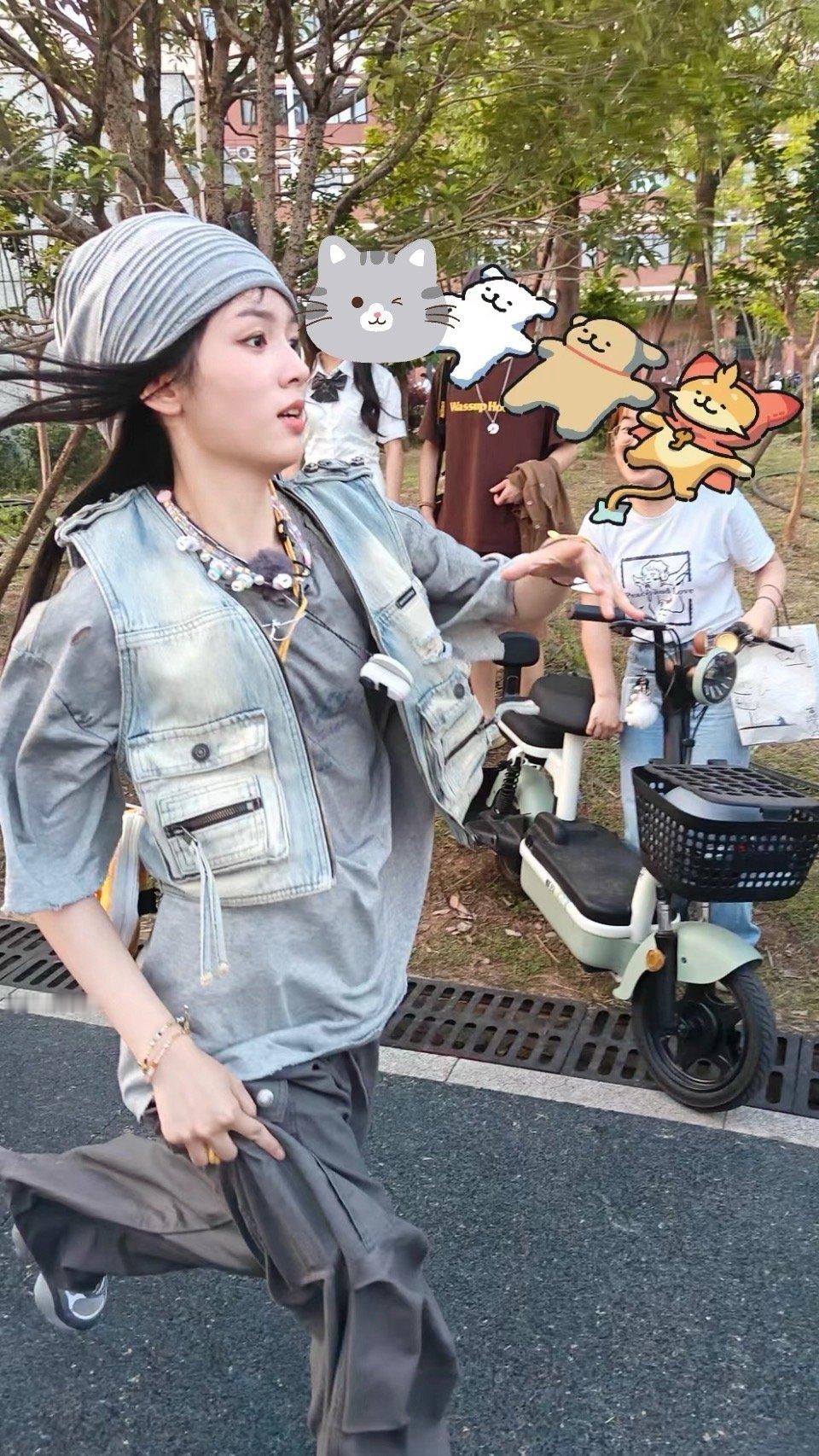 路人把周也拍成一米2了，这脸太强了，我不敢想象我在奔跑的时候会是什么鬼样，这样还