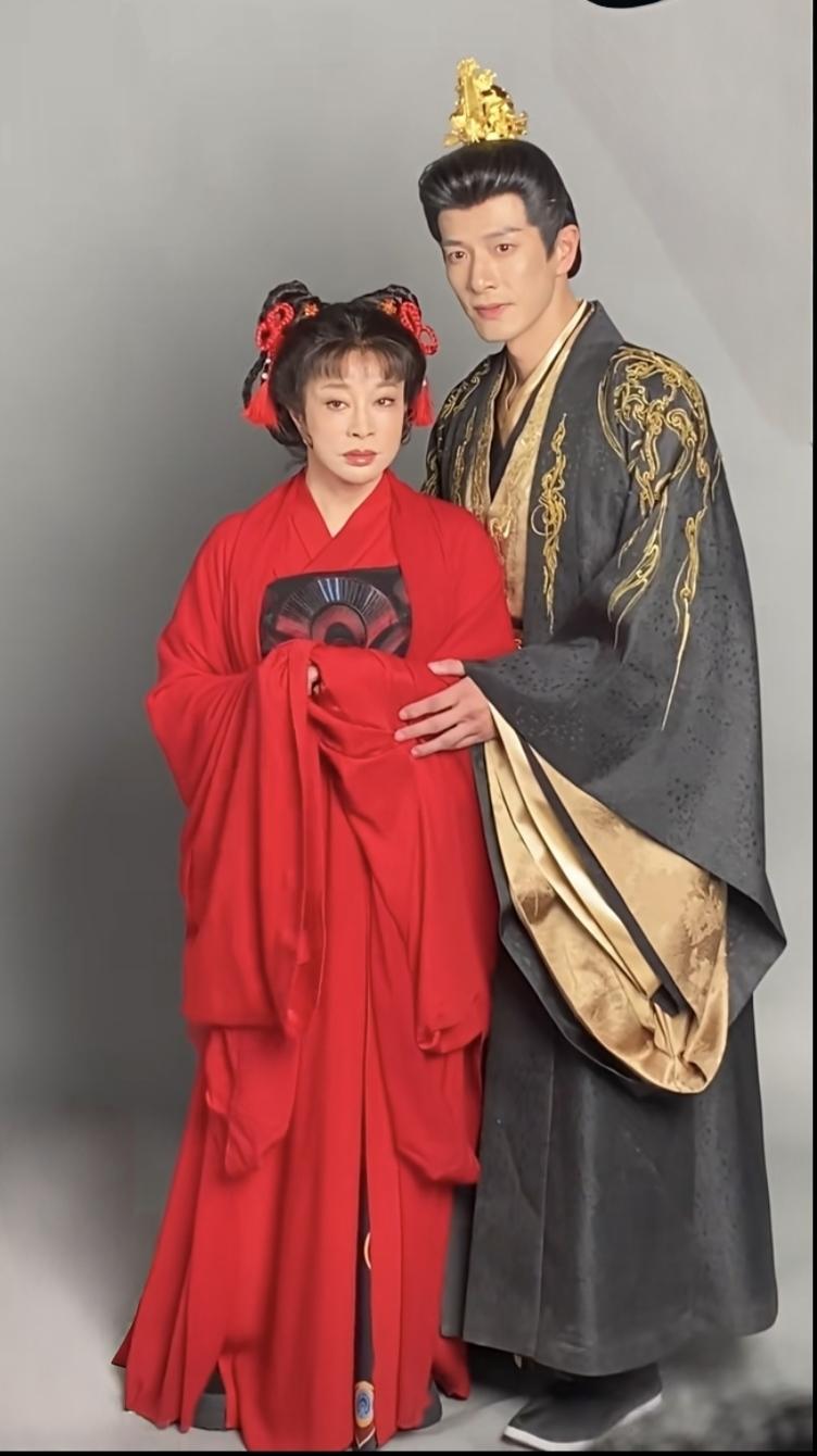 来看看刘晓庆奶奶的新扮相，能看出来她是1950年出生的人吗！