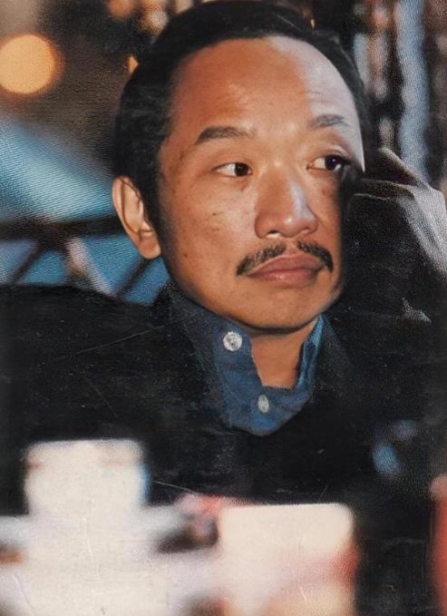 1985年，古龙下葬时，陪葬了48瓶XO酒，朋友蔡澜说：“万一有盗墓贼来偷酒，古