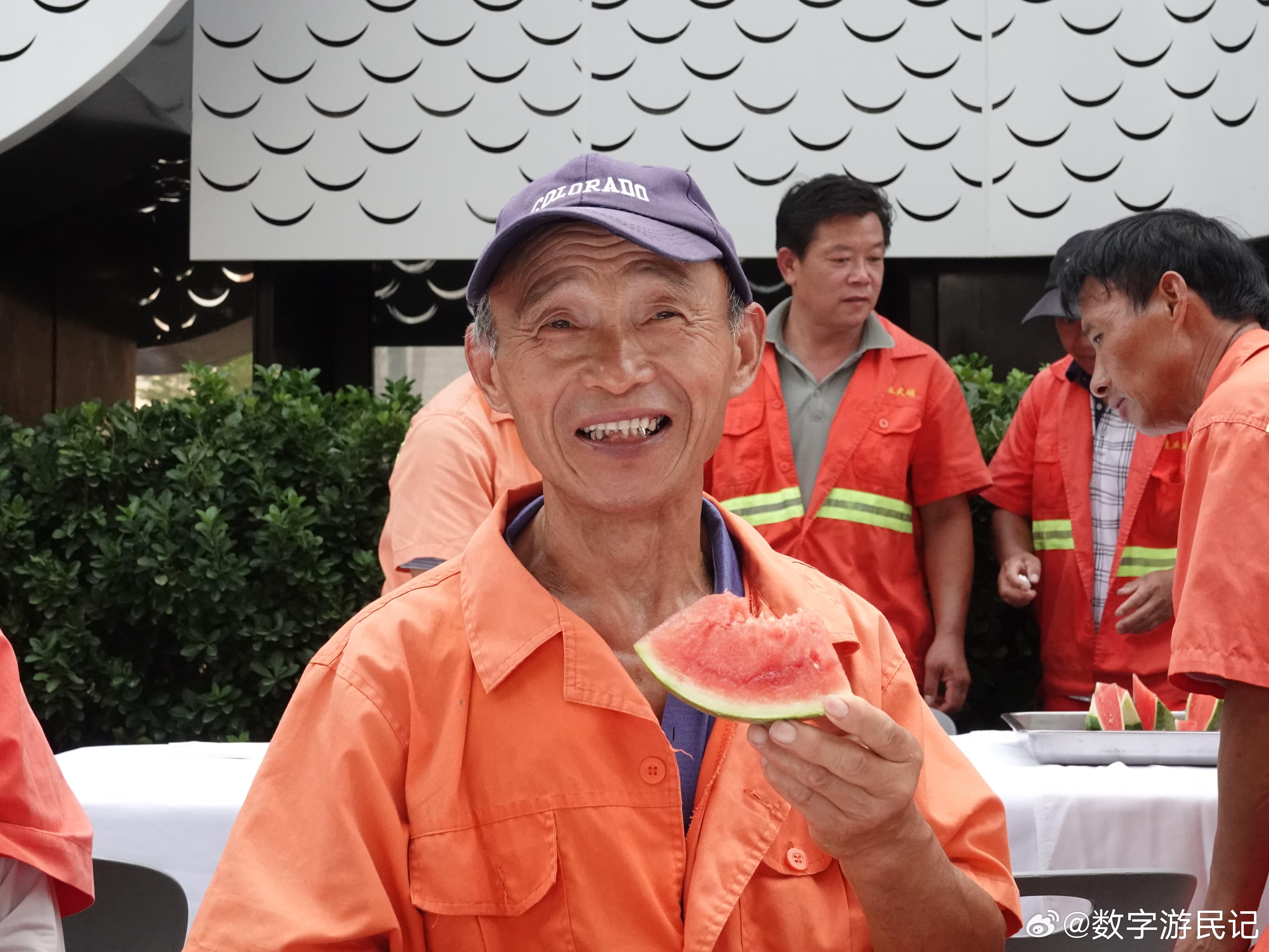 苏州市民街头送瓜致敬户外劳动者没有啥高调的大道理，就是咱老百姓之间最实在的互相体