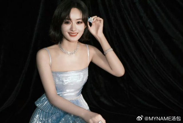 #赵丽颖蓝色水光长裙# 我的妈耶这个发型好适合她 美出新高度 ​​​