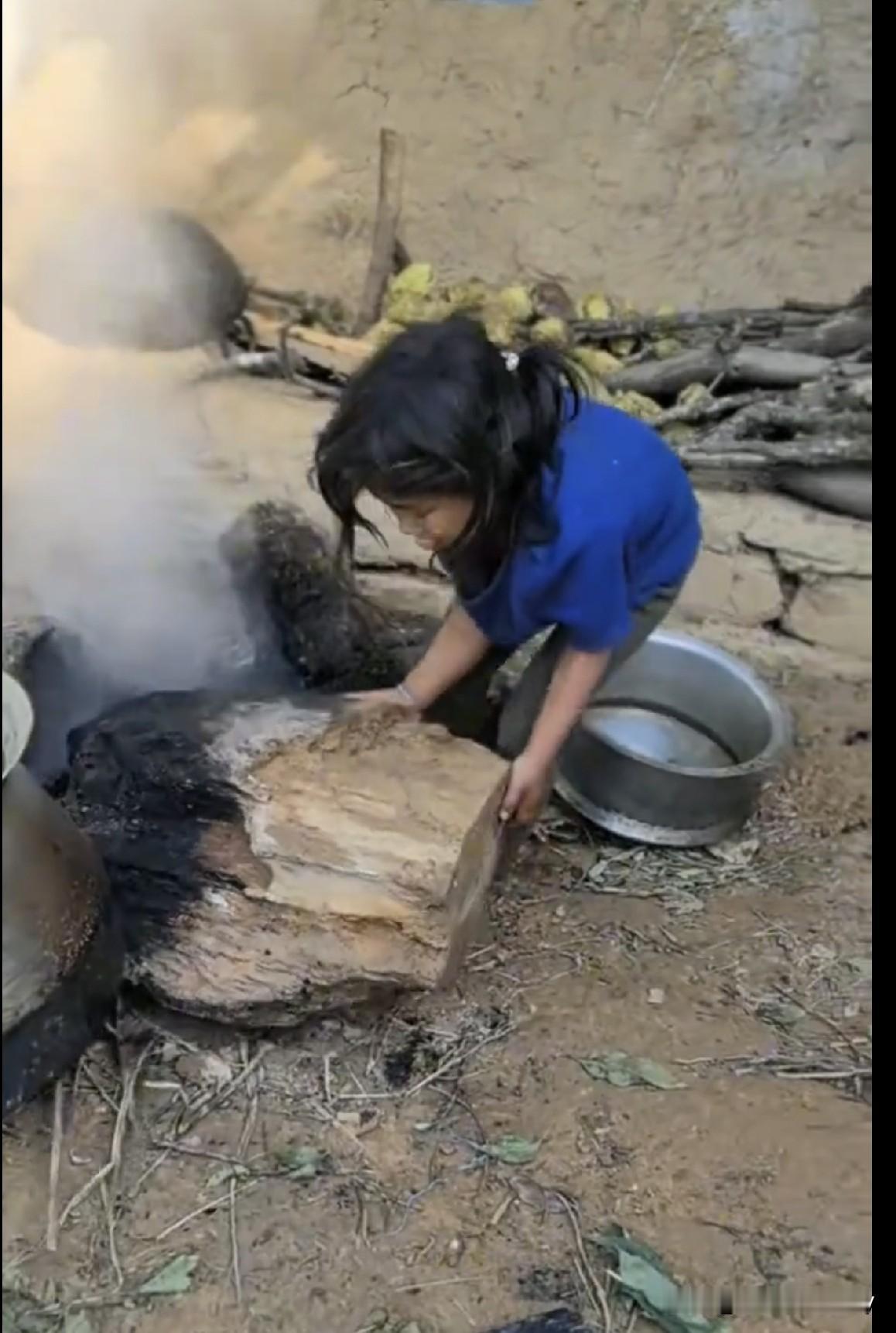 最不受翠花“待见”的三妹，现在也好能干，感觉这个孩子就是默默做事，没表情，不言语