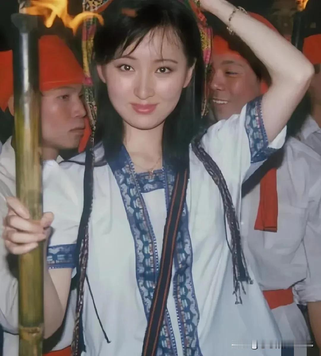 陈晓旭的美丽，纯天然无雕饰，确实让人难以匹敌。但话说回来，她的脸蛋圆了点，少了林