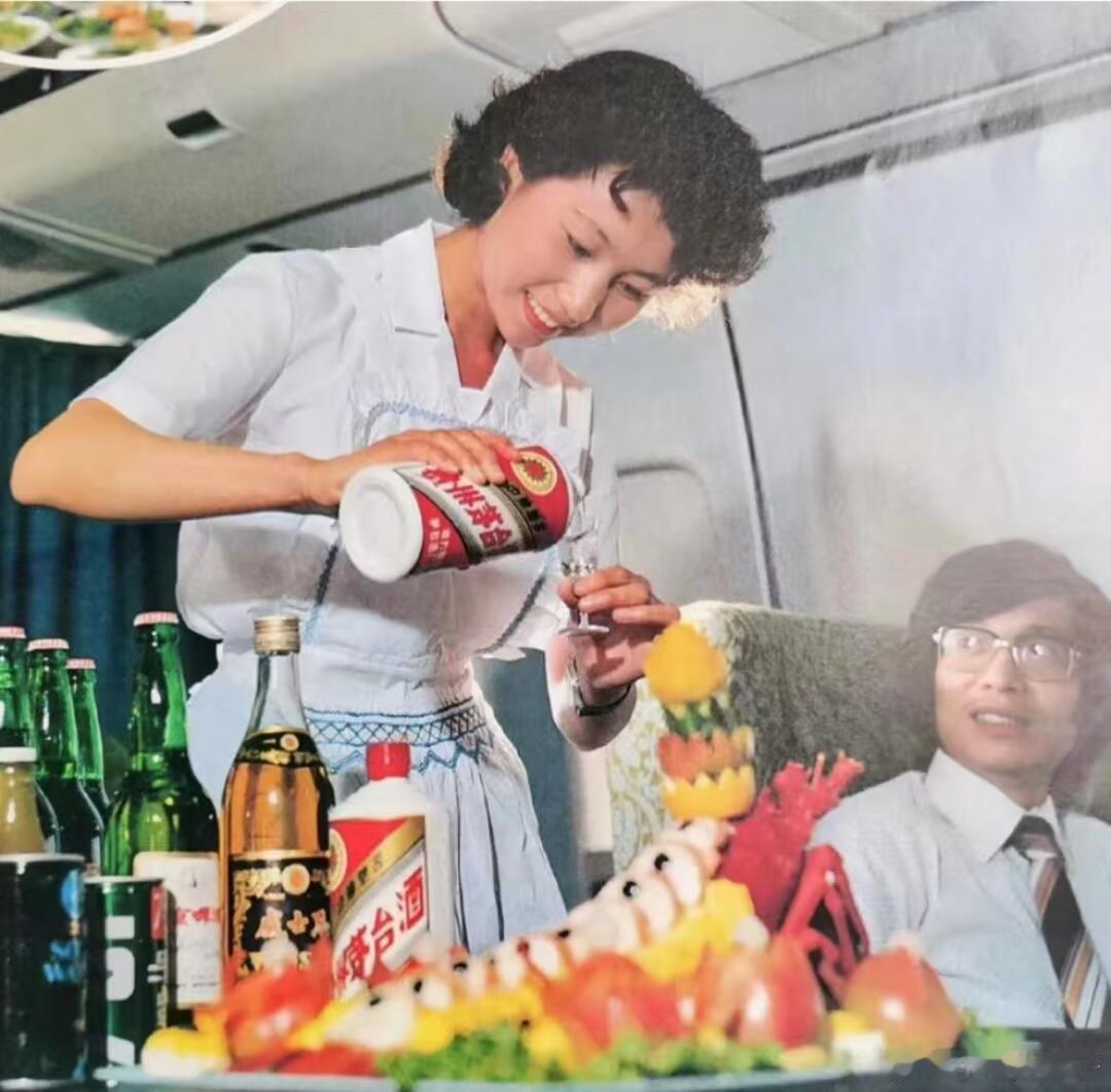 这不是电视剧的场景，这是1982年的中国民航飞机上。从1975年开始，乘坐中国民