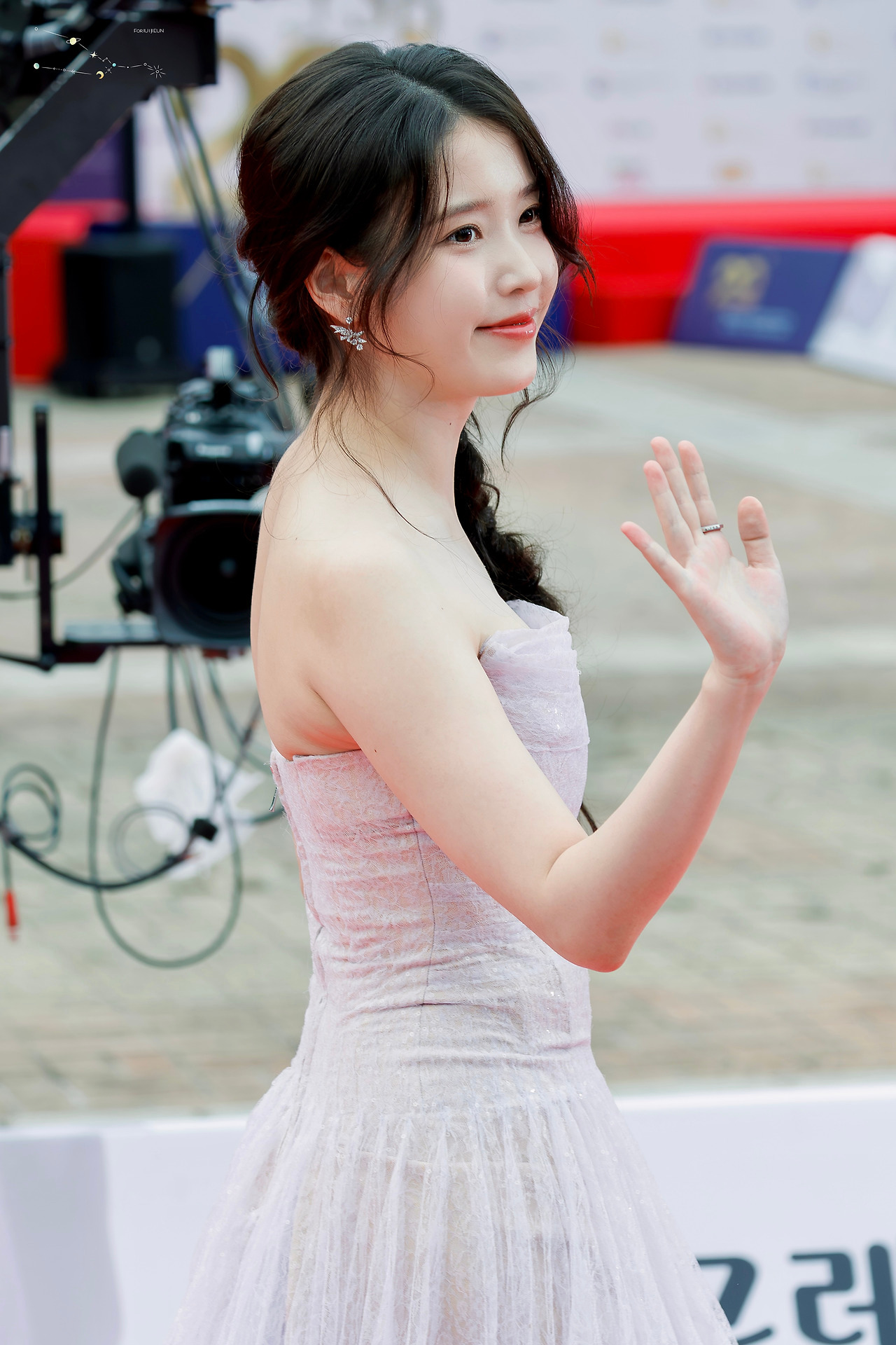 IU[超话]  💗IU出道十七周年快乐 251002 IU 首尔电视节颁奖典礼