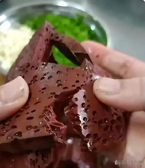 婆婆在烧菜，看到厨房有几块猪血，她说是姑姑家杀猪，早上特地送来的，自己的猪血怎么