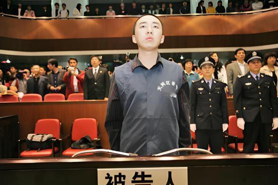 2006年，一名山西小伙因为在故障的ATM机上多取了17万元而被捕，并被一审法院
