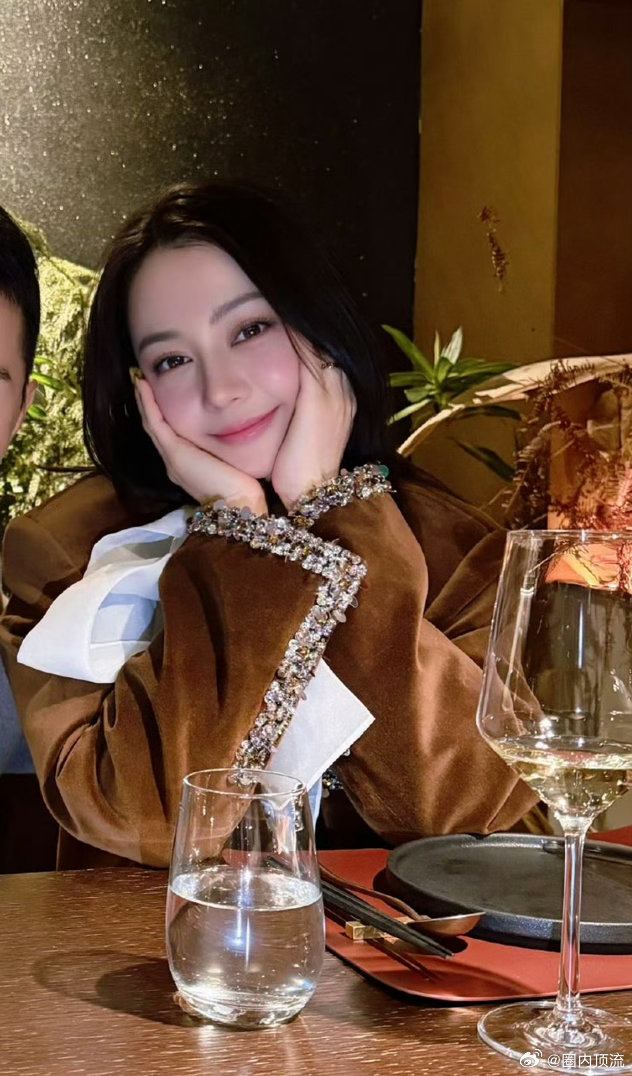 迪丽热巴笑盈盈地看着你迪丽热巴笑盈盈地看着你，乖乖的萌萌的 迪丽热巴这是又有好事