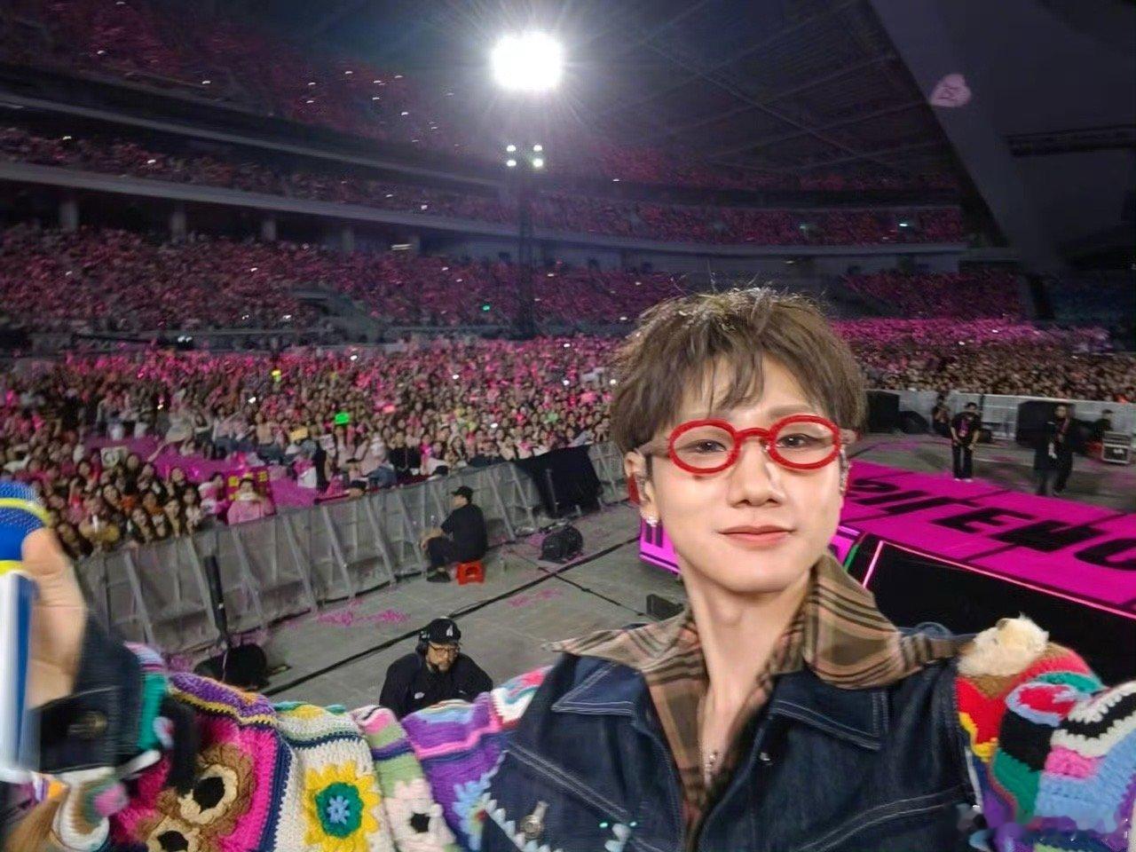 这马赛克糊得亲妈都认不出，五官直接原地消失术 是镜头怕我们看清帅哥的美貌吗？求高