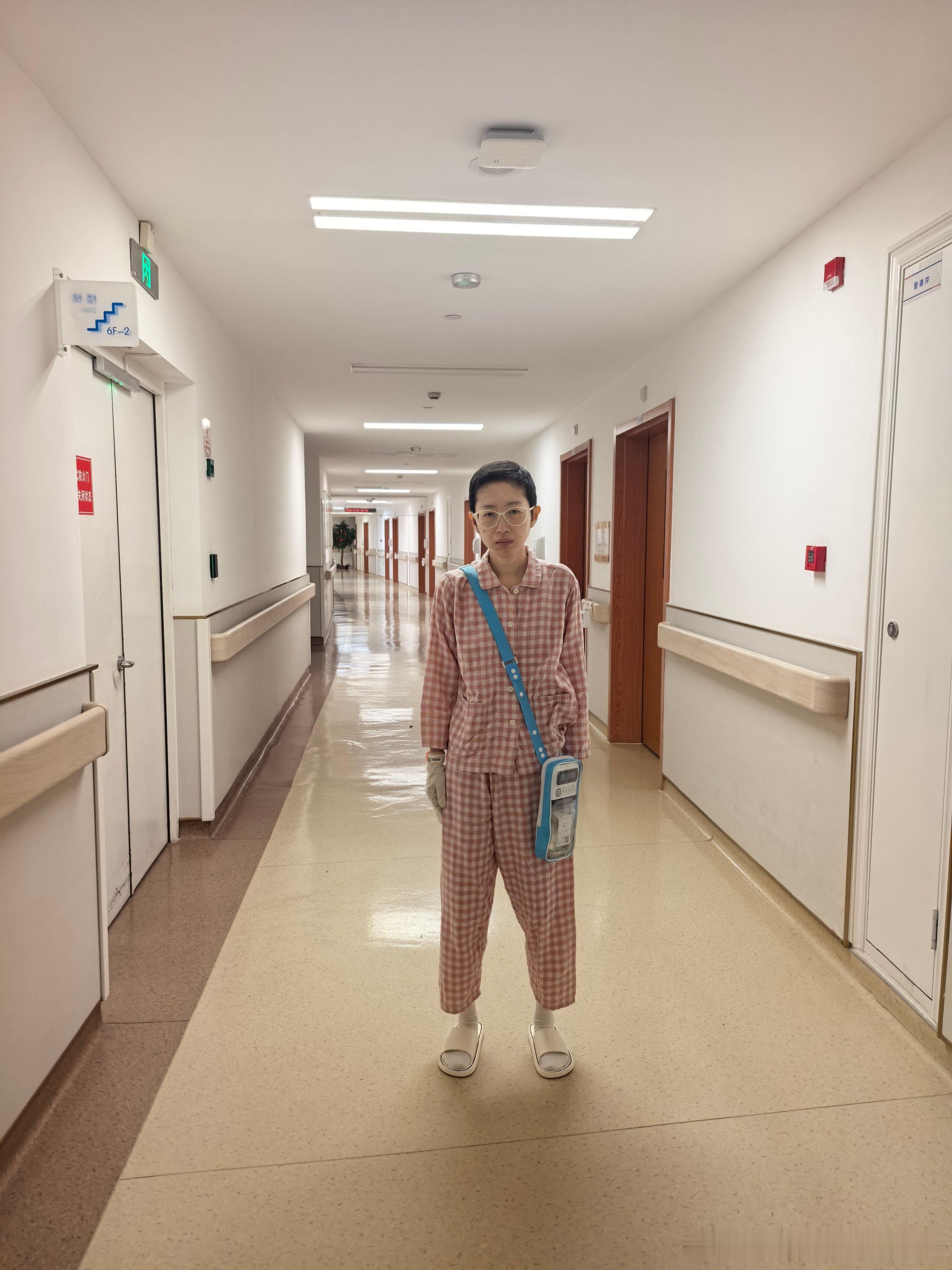 这是一名名叫保尔柯察柱的小电工。 