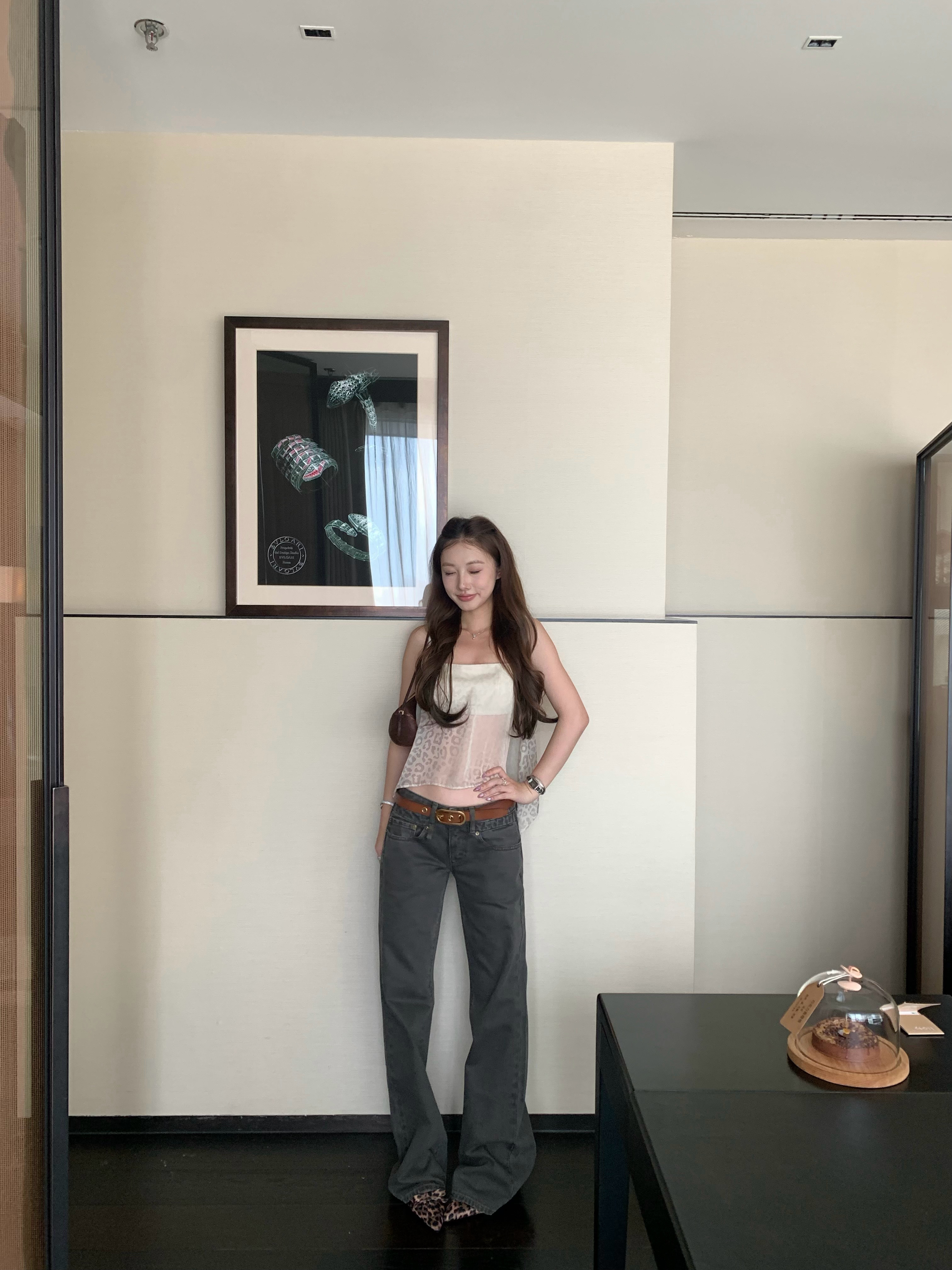 最近做的超级满意的一条牛仔裤R13家很经典的感觉 直筒微喇穿上巨巨巨显腿长穿了一