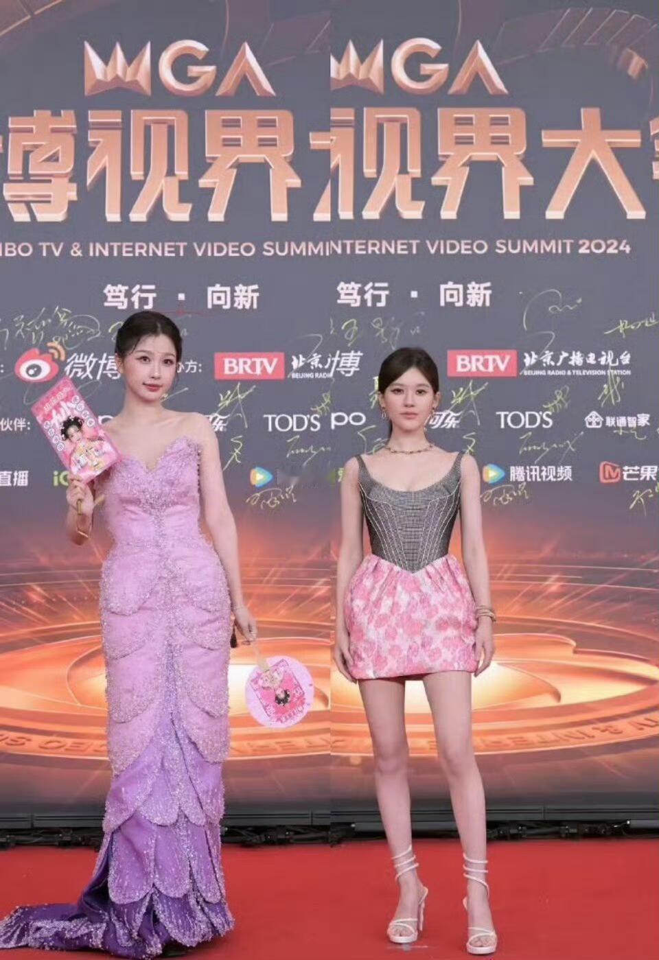虞书欣赵露思：视界大会闪耀双姝虞书欣和赵露思，两位当下娱乐圈极具人气的小花，她们