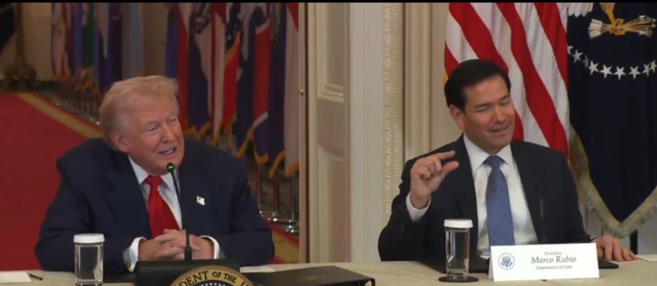 3月6日，特朗普在白宫“拯救大学体育”圆桌会上突然一脸严肃diss卢比奥：
“马