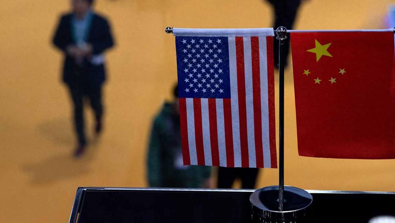 为何中国不希望美国倒下？说出来可能不信，要是美国真完蛋了，中国可就头疼了。
这么