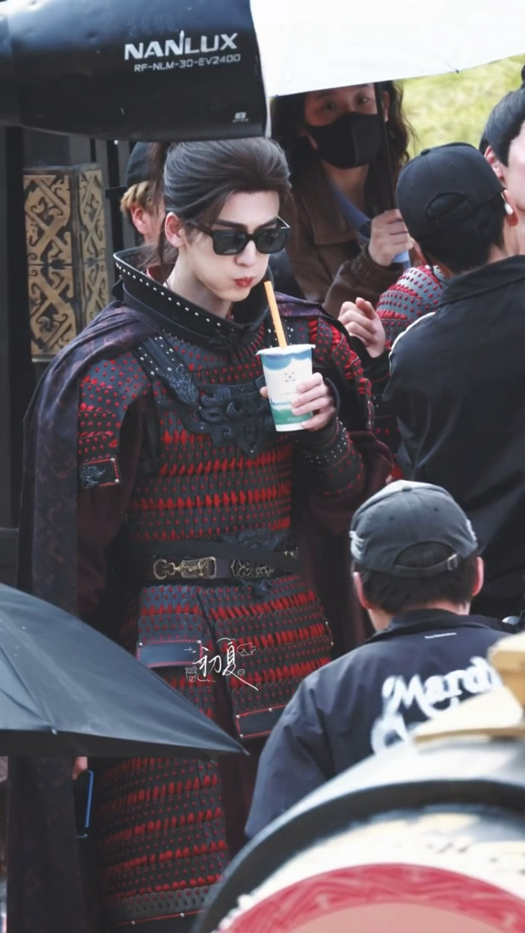 起猛了看见古人喝奶茶了，张凌赫一整个反差萌张凌赫古人戴墨镜喝奶茶张凌赫穿铠甲戴墨