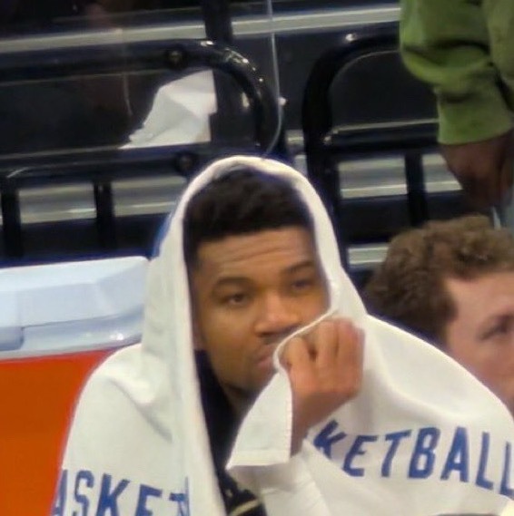 雄鹿又要输了  字母哥这表情 