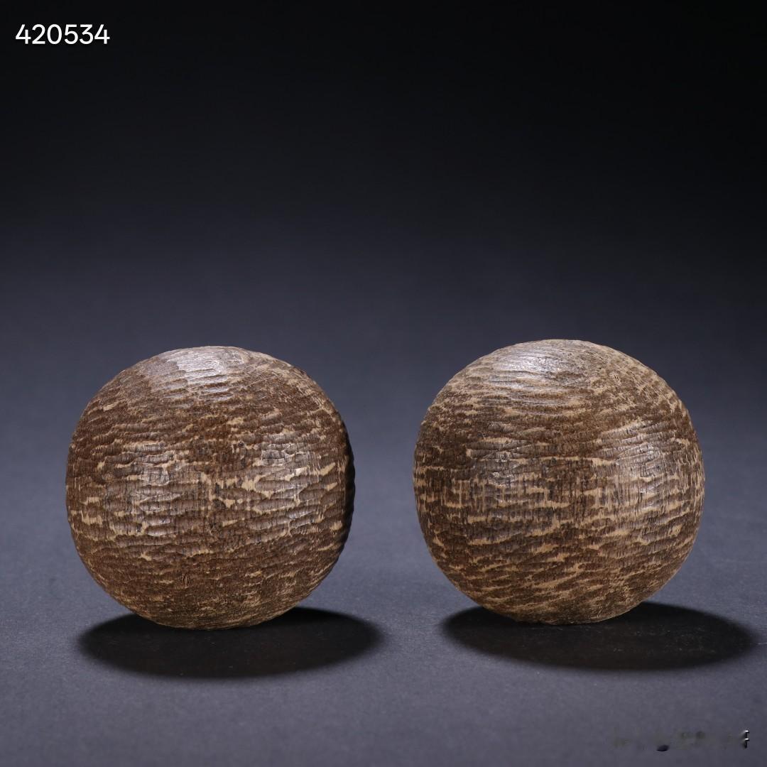 清代 沉香手球一对。
规格-珠径53cm