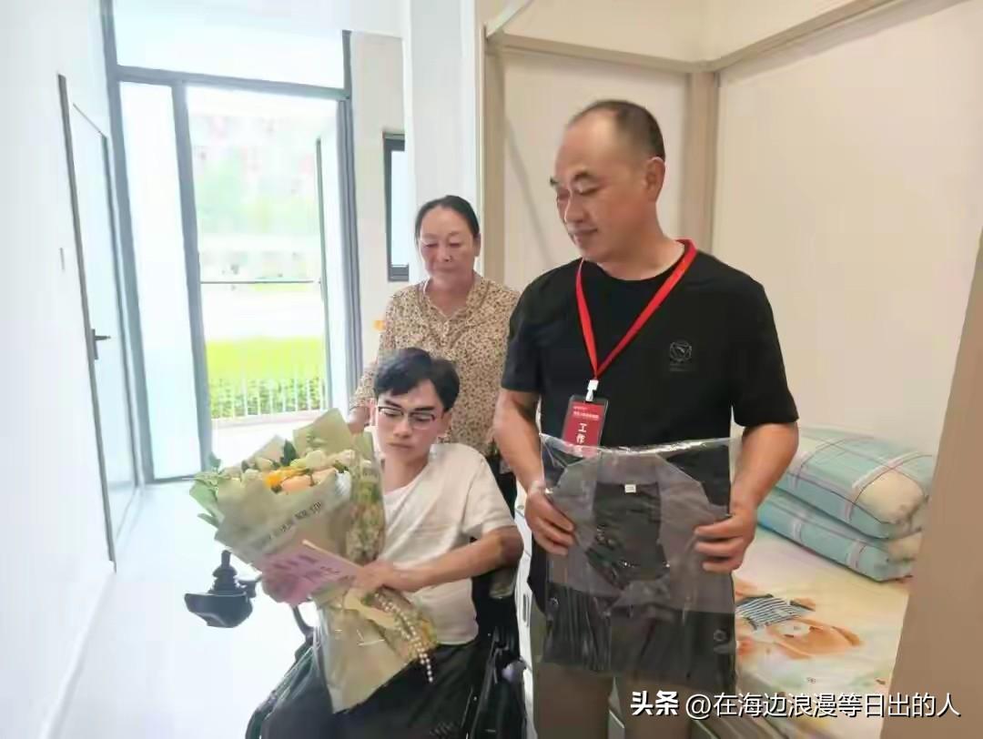 父亲陪残疾儿子赴合肥读大学，高校暖心安排：单间宿舍 + 校内岗位，撑起少年的大学