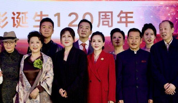 一众影视老戏骨齐聚合影。
最显年轻：76岁的王馥荔，和50年前她在影片《金光大道