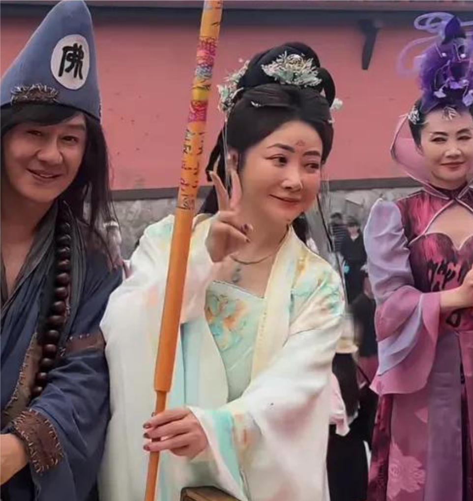 51岁的陈紫涵，大变样了，近日，《济公4》正式开机，原班人马回归，陈紫涵亮相，网