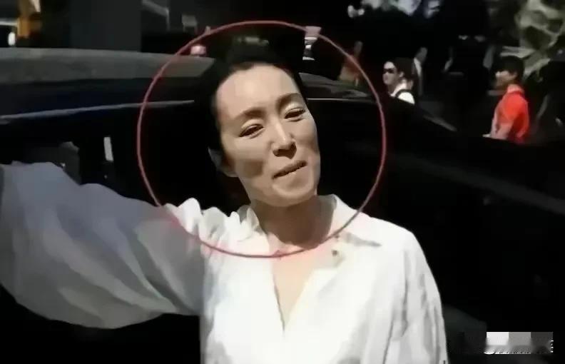 注意看巩俐的脸，和一个男人太像了！都说“夫妻相”，耳鬓厮磨长久相守，夫妻才会越长