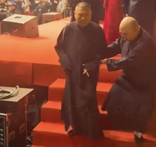 为啥郭德纲才五十岁活的像七八十，穿黑大褂走个路都必须徒弟搀着
郭德纲今年才51，