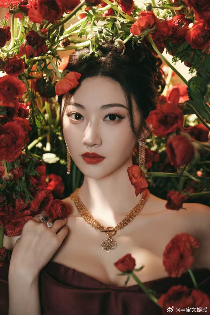 景甜肩颈线条 哇塞！景甜穿红色礼服，肩颈线条又直又顺，颈链与之相得益彰，抬眼瞬间