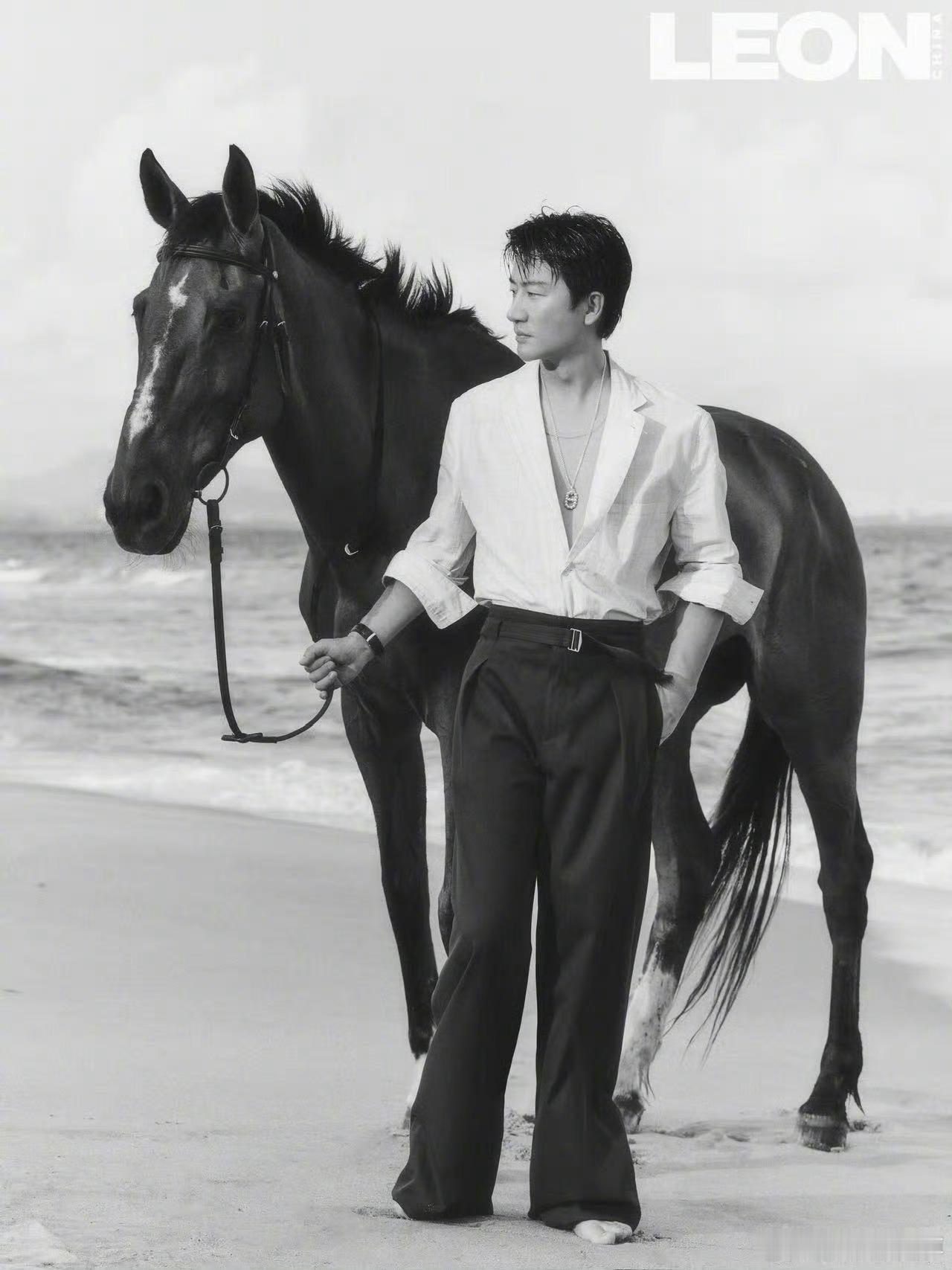 黄轩深v黄轩咱大大方方的，健身保持那么好的身材，不就是给人看的嘛