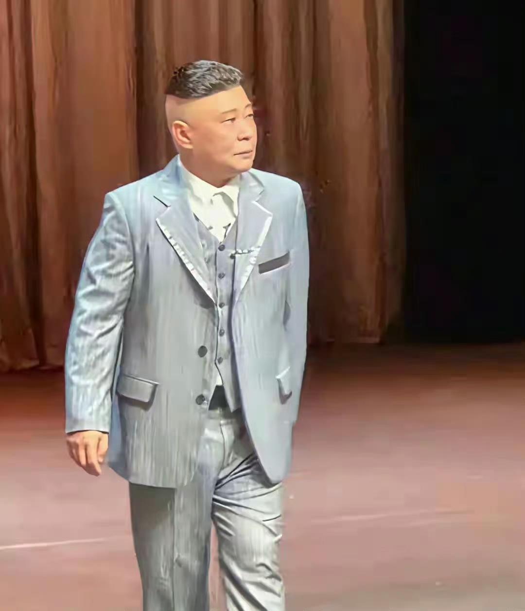 头一回见郭德纲穿西装，银灰条纹三件套虽笔挺，却总觉得少了点灵魂。那股子市井气与儒