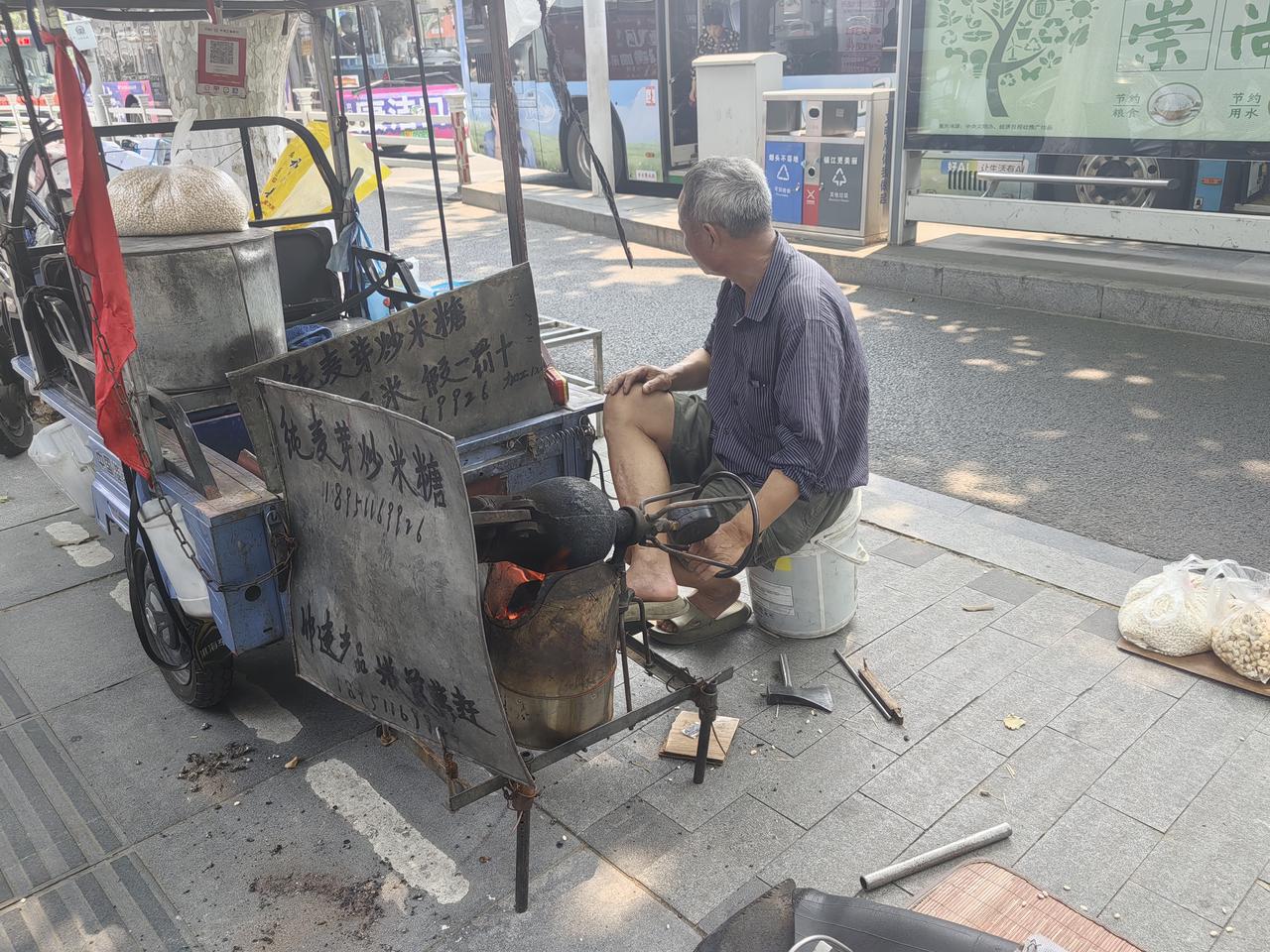 街头偶遇！全城仅剩1家的老式炸炒米，藏着几代人的童年
 路过公交站台，偶然撞见久