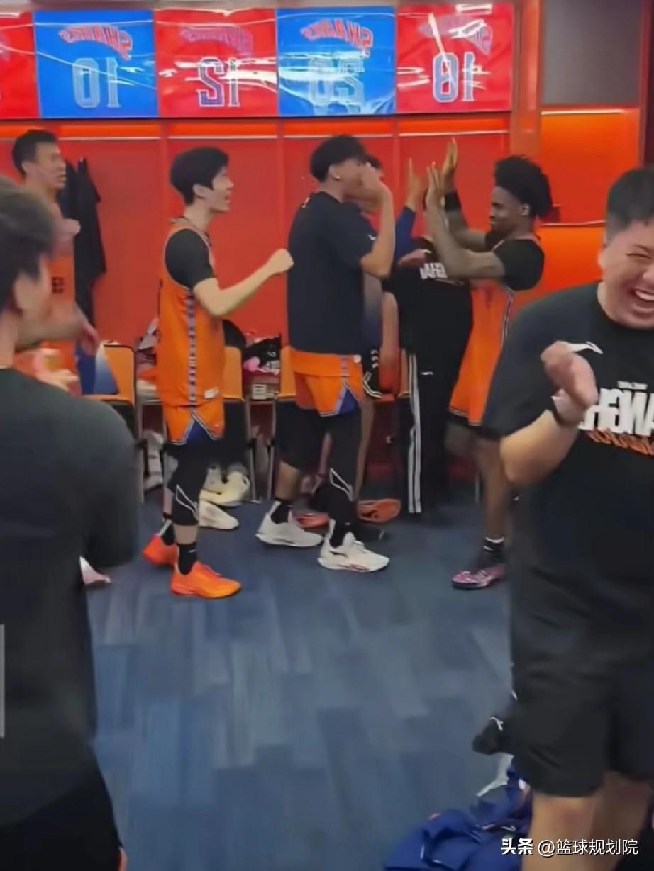 上海男篮G2绝杀后的更衣室，仿佛提前庆祝夺冠！

古德温的读秒压哨三分球绝杀了广