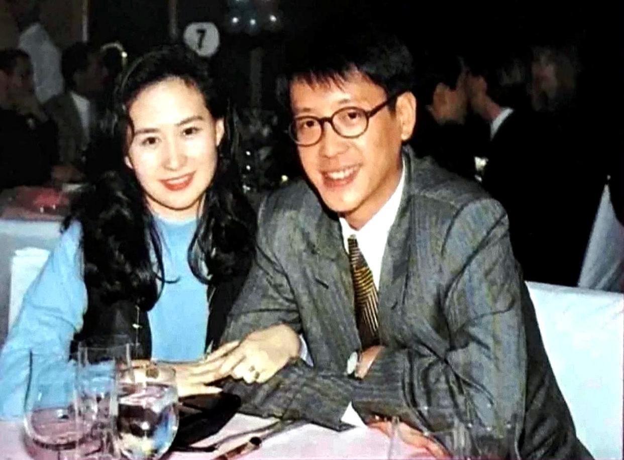 30多岁时的何超琼，蓄起长发的样子，真的好美啊！这是许晋亨与何超琼刚结婚不久，夫