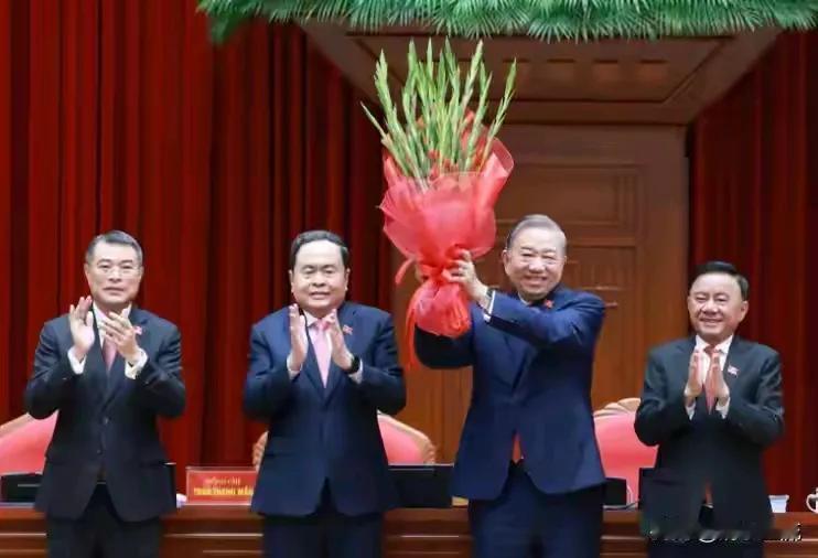 越南经过选举，产生新一届四架马车，他们分别是，苏林，陈清敏，陈锦秀，黎明兴，成为