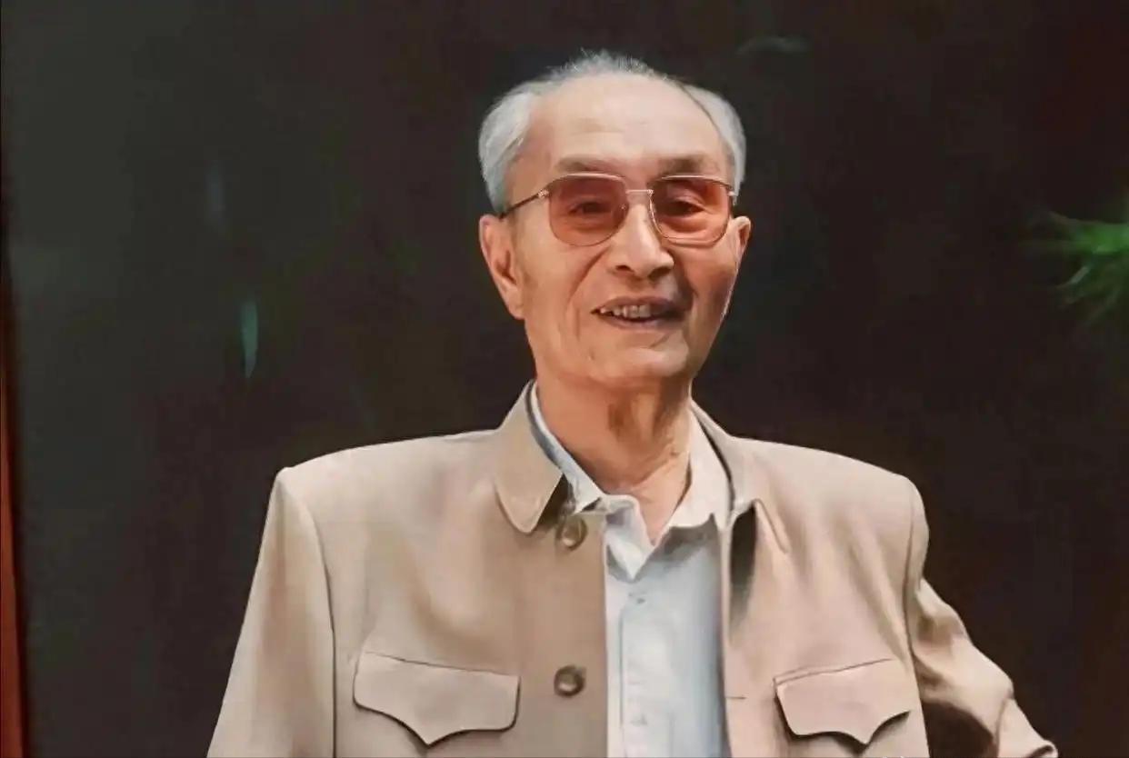 张爱萍去酒泉基地视察，突然瞧见几名战士的背包是斜挎着的，他凭经验判断：这里面肯定
