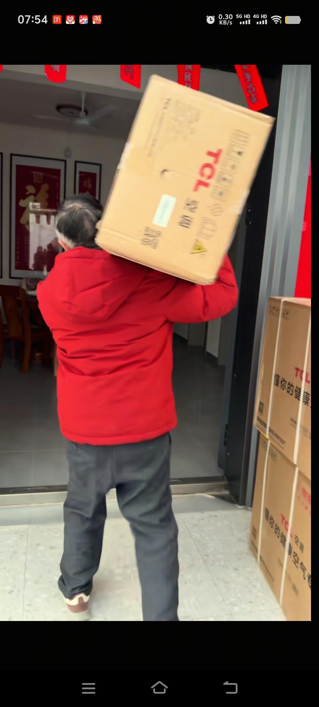 梁志辉的爸爸将儿子买来的三台空调扛进房间，还请了安装师傅把空调安装好。想来梁志辉