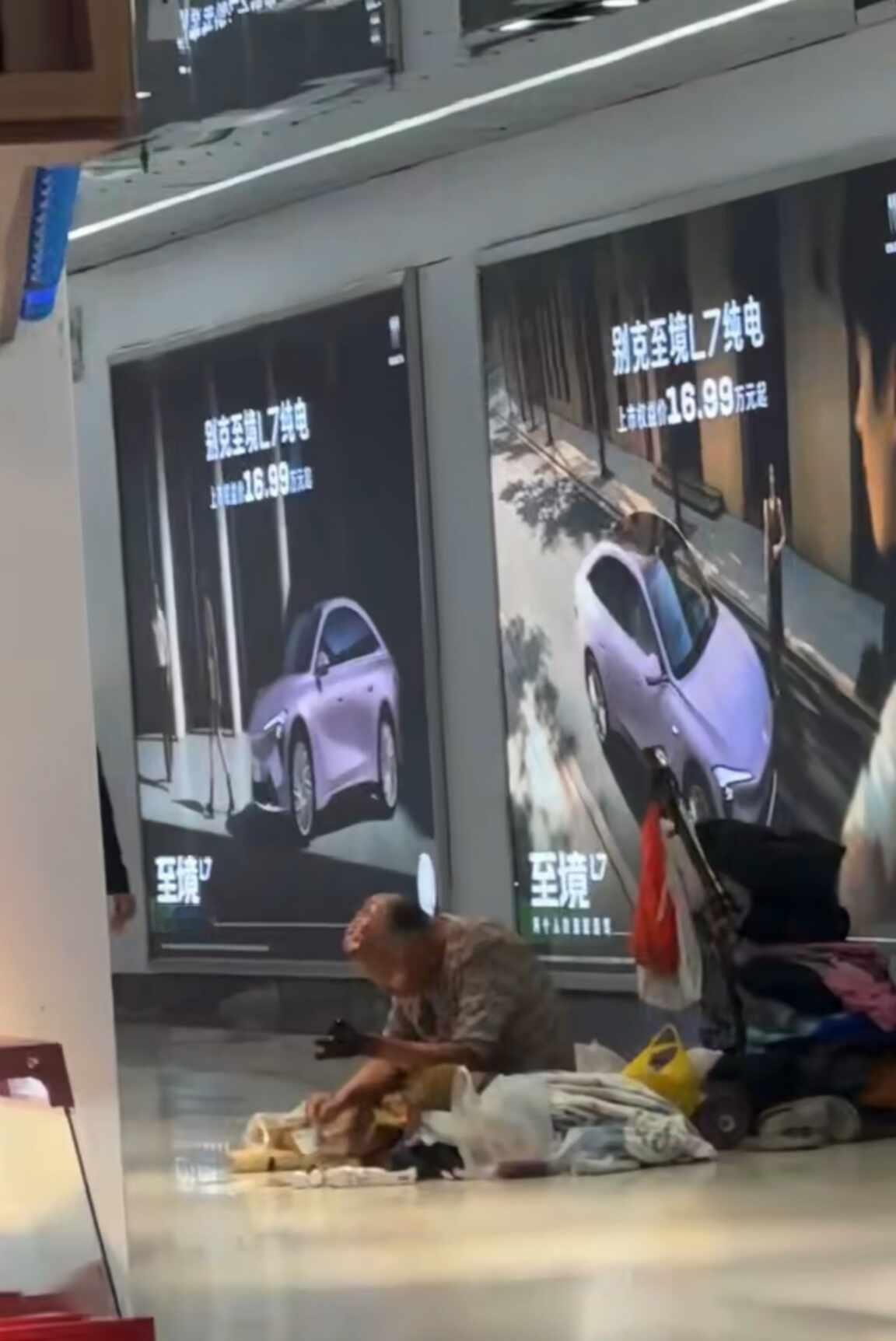 郑州二七广场
在二七广场一号地铁口出口进入德华新街这条街上，在这流浪，半截手指头